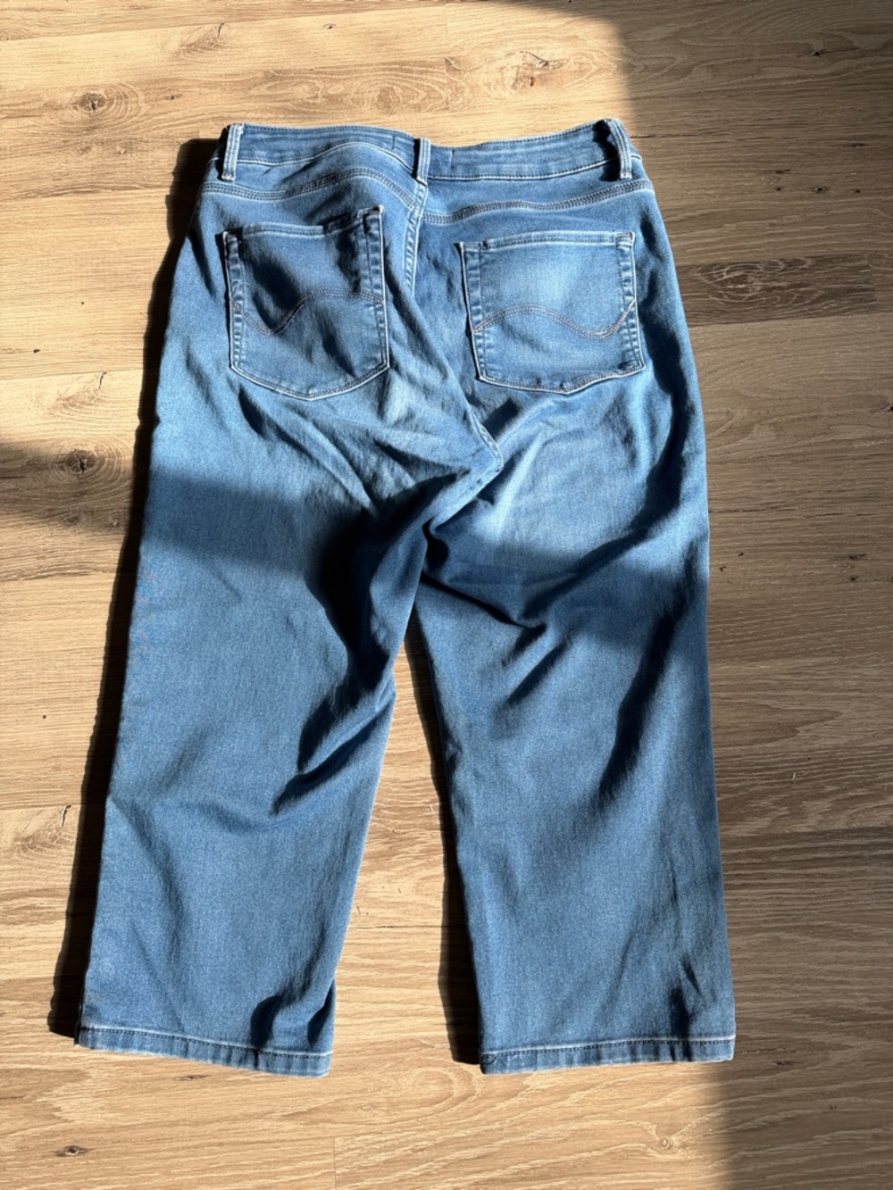 Lee Platinum Label Light Blue Denim Jean Capris Size 14 - Picture 4 of 4